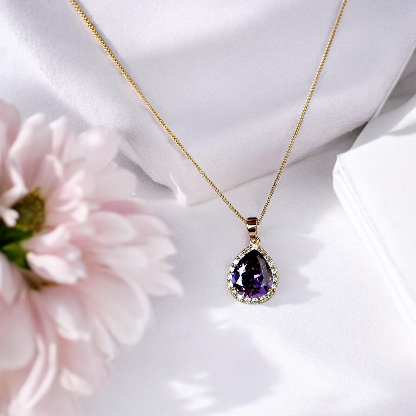 Apzeltīta Kaklarota "Royal Glow " ar violetas krāsas kristālu (45cm)