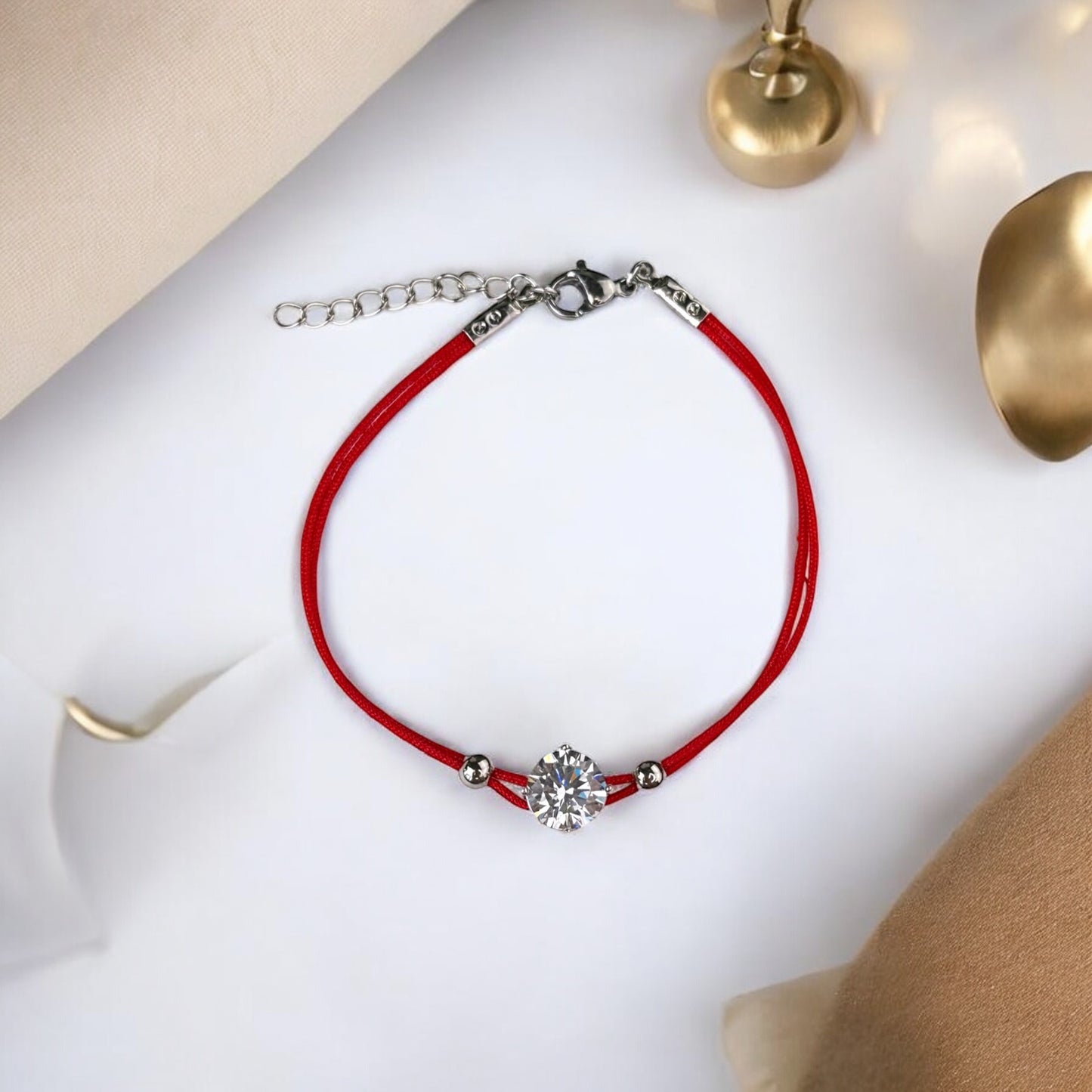 Sarkanā diega aizsardzības aproce ar kristālu (regulējams garums 16.5 cm + 3cm, sudraba krāsas furnitūra)