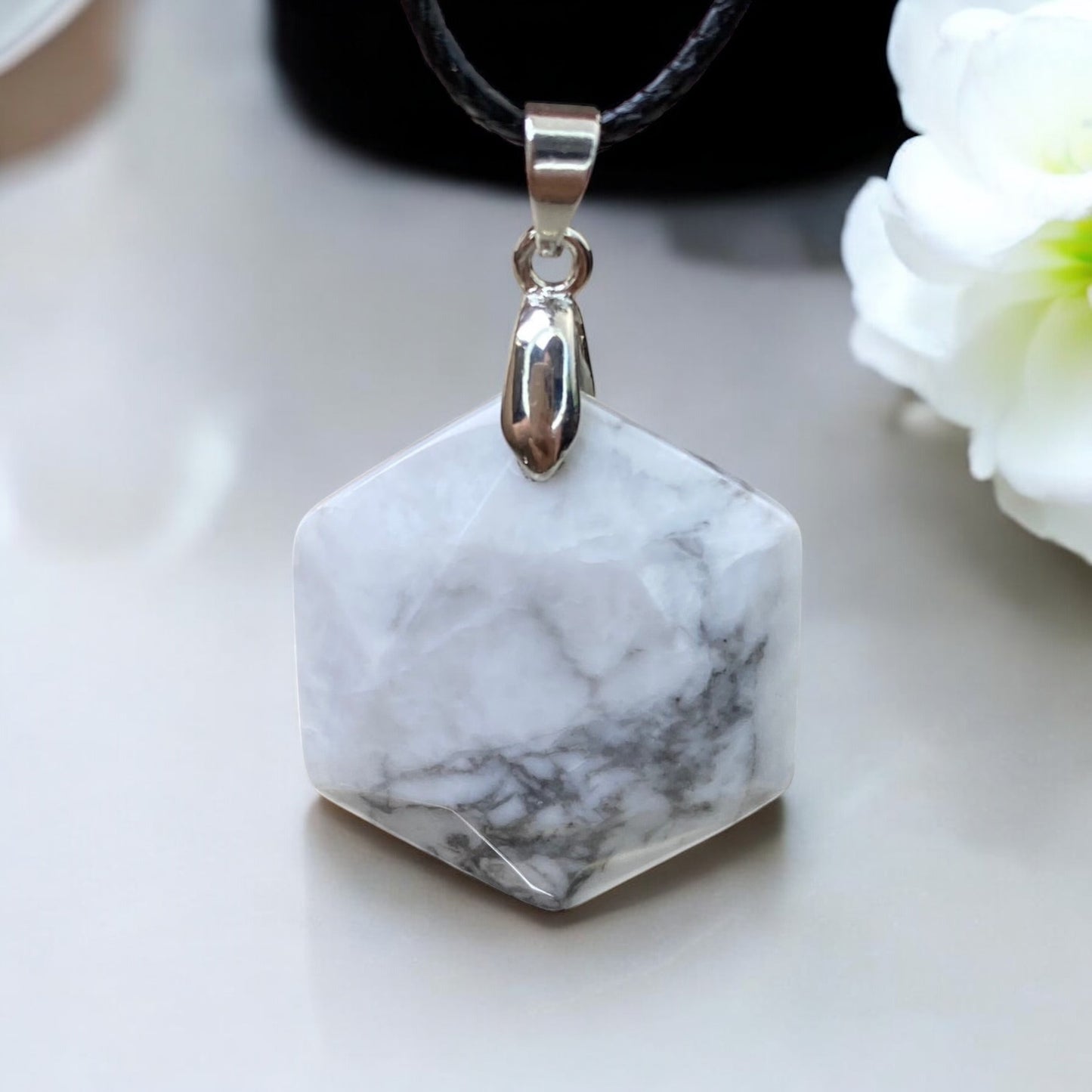 Howlite pendant (Howlite)