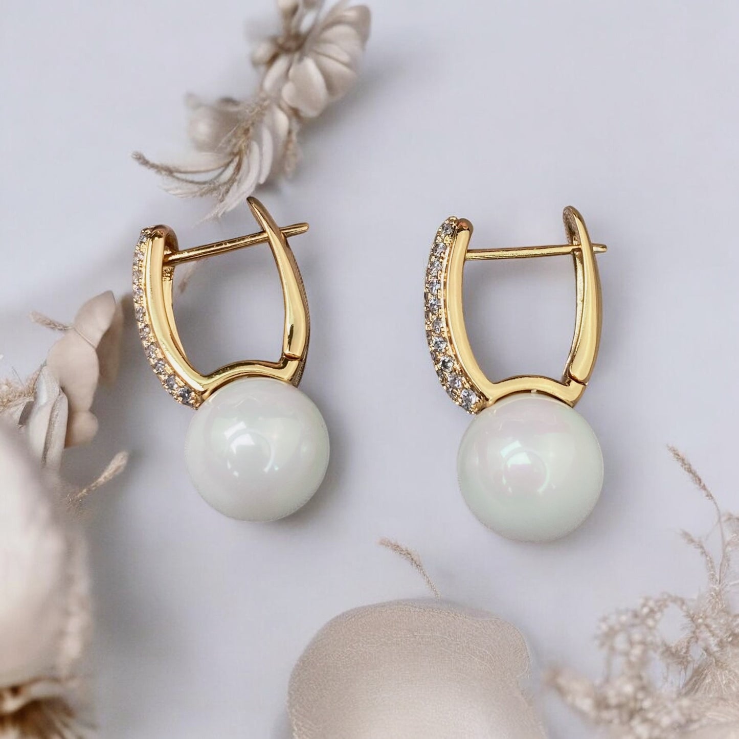 Apzeltīti auskari ar mākslīgajām pērlēm