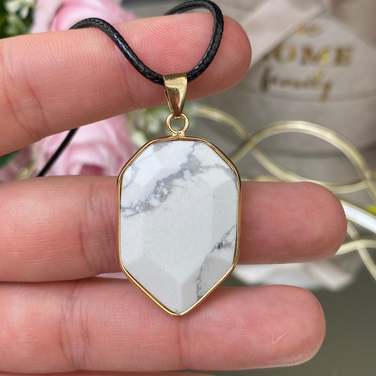 Howlite pendant (Howlite)