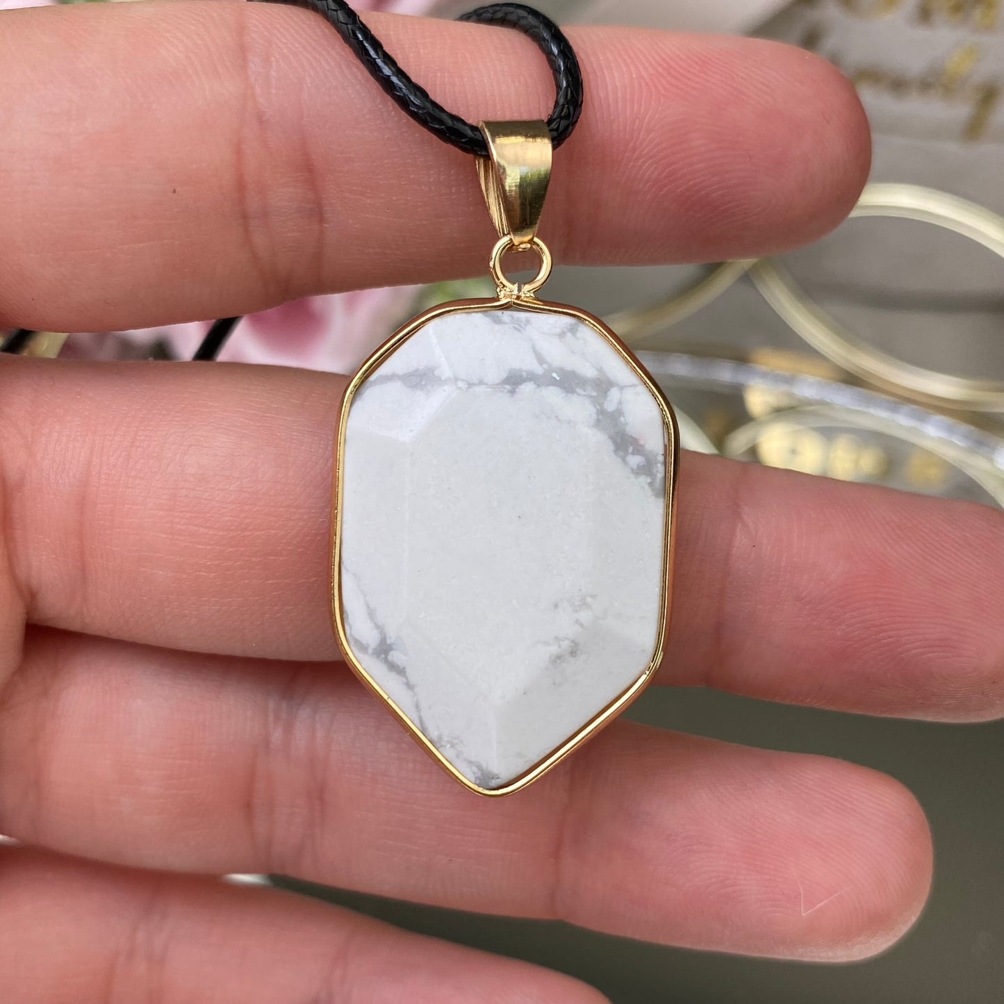 Howlite pendant (Howlite)