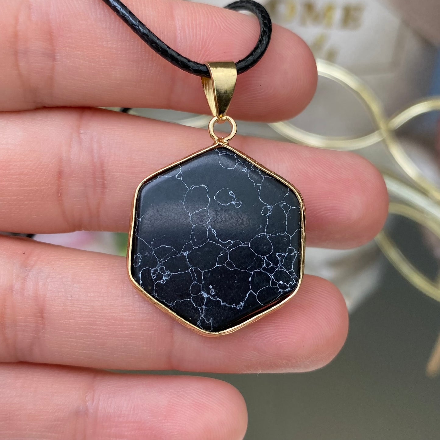 Howlite pendant (Howlite tinted)