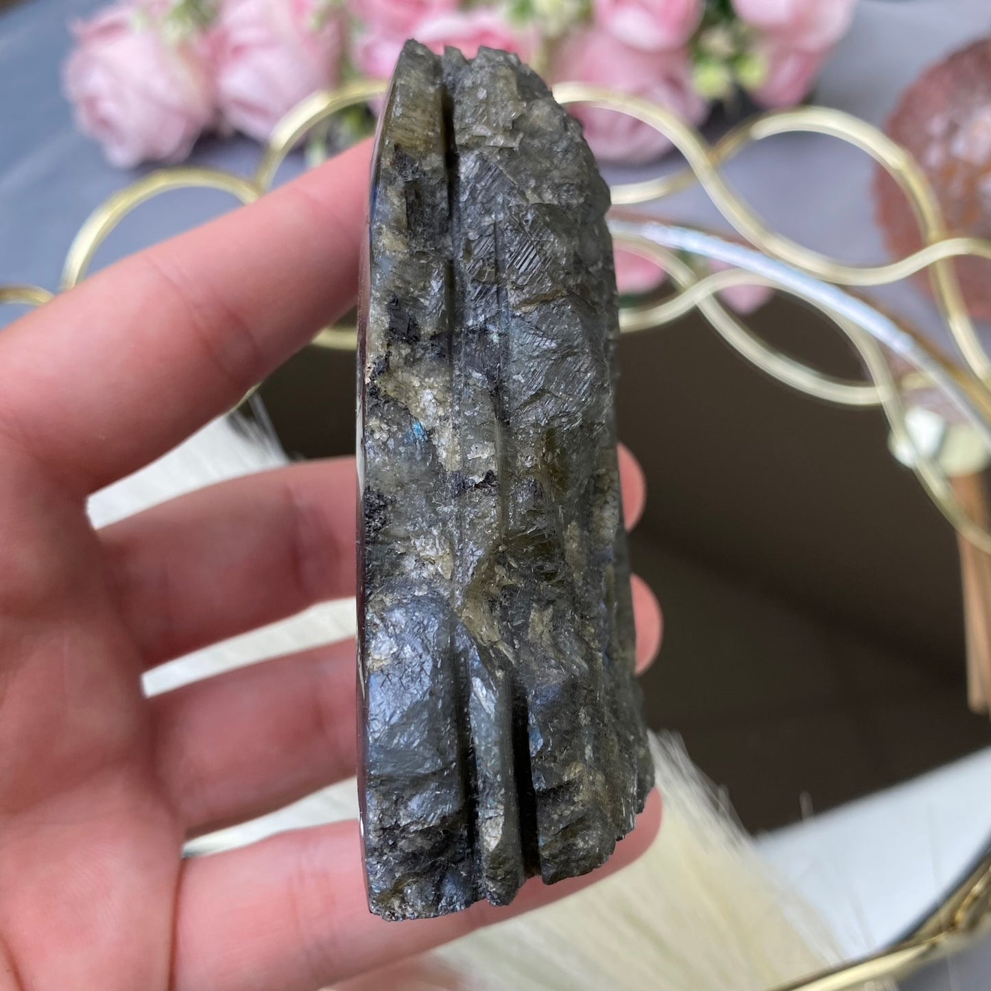 Slīpēts/ neapstrādāts Labradorīts 259g. (Viena puse slīpēta, otra neapstrādāta).Augsta kvalitāte.