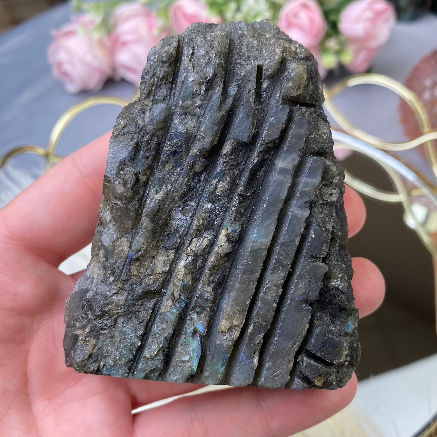 Slīpēts/ neapstrādāts Labradorīts 259g. (Viena puse slīpēta, otra neapstrādāta).Augsta kvalitāte.