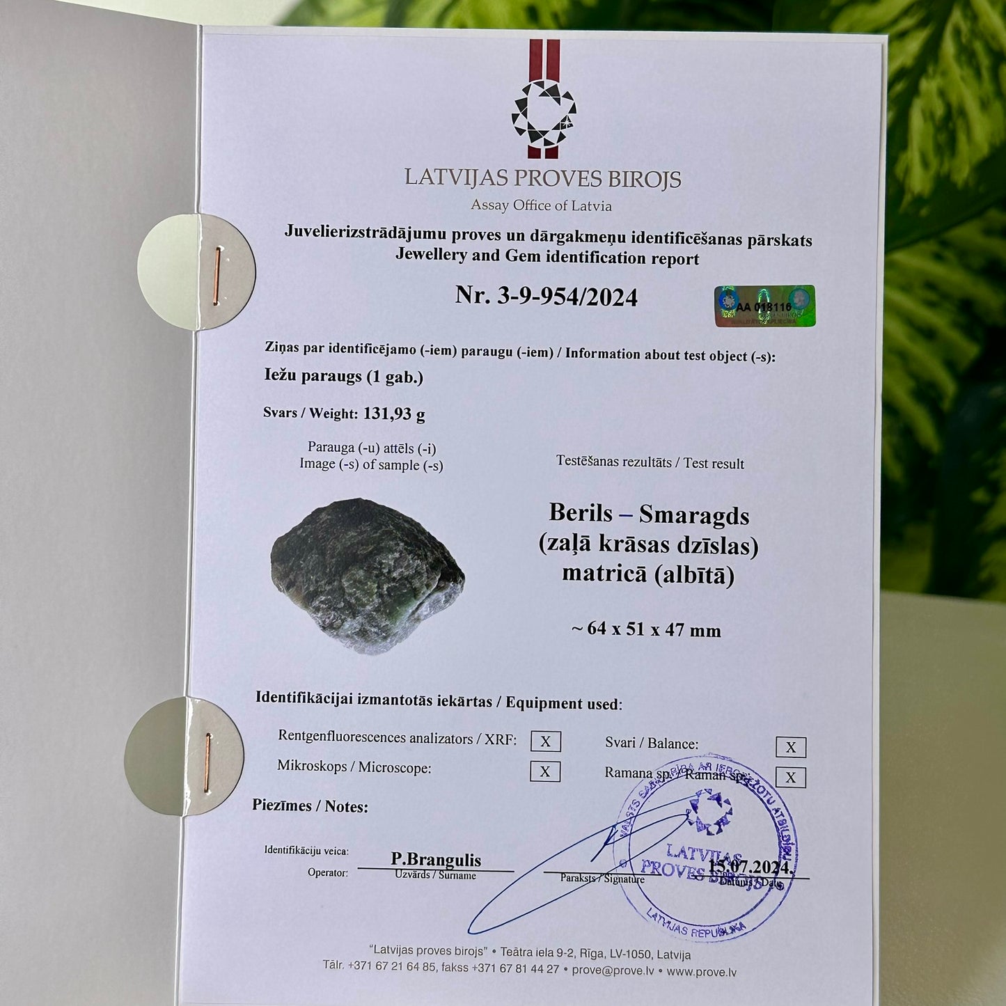 Smaragds matricā (Albītā) ar Latvijas Proves Biroja sertifikātu