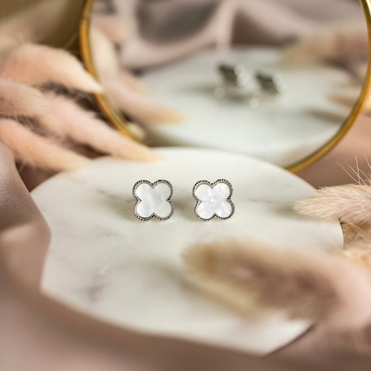 Apsudraboti CLOVER auskari perlamutra krāsā
