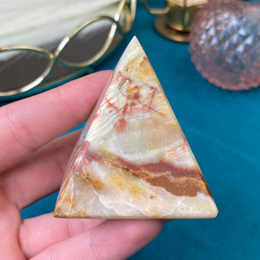 Natural Marble Onyx pyramid 138g. (Marble Onyx)