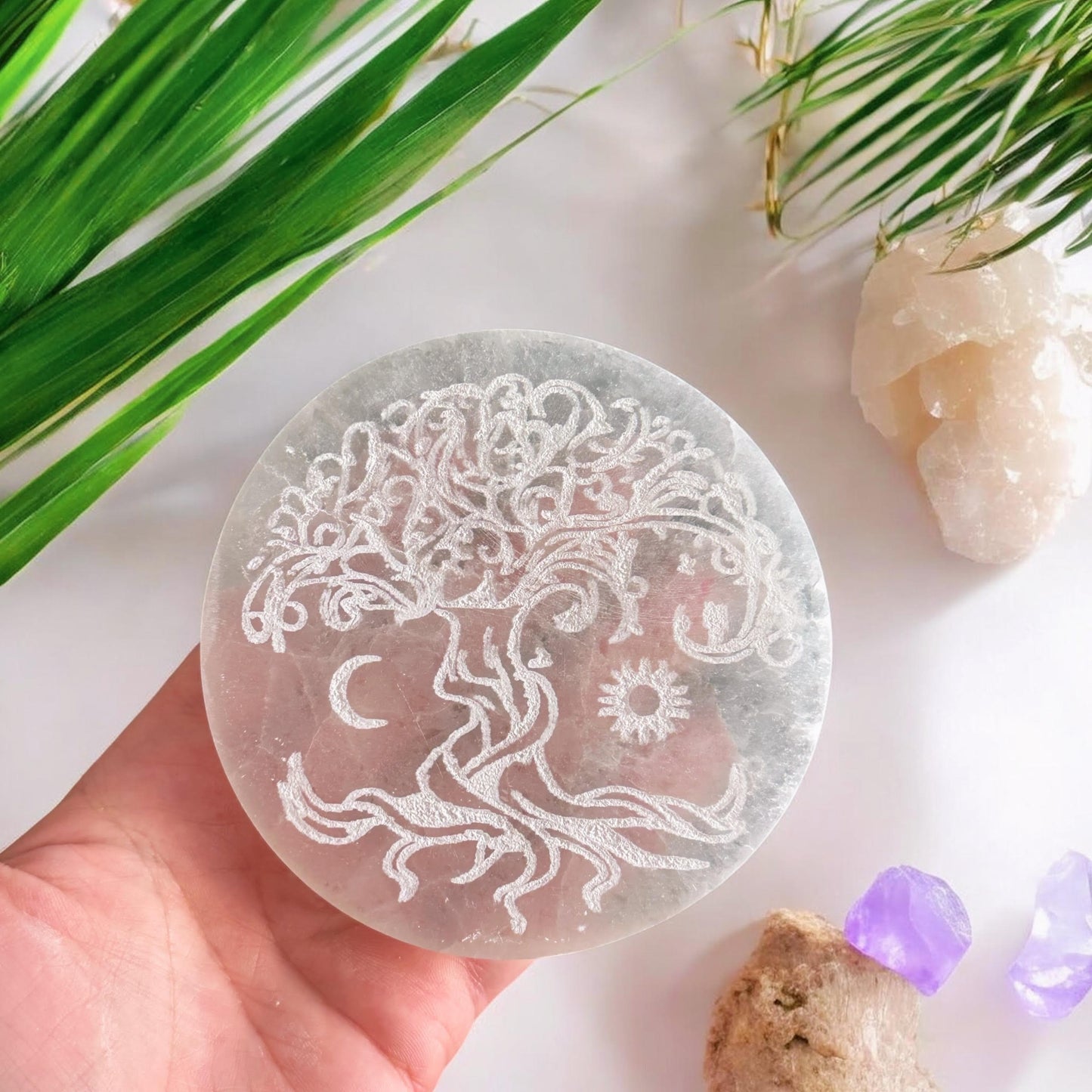 Selenīta uzlādes paliktnis "Dzīvības koks ar Sauli un Mēnesi" (Selenīts, ~10cm ø)