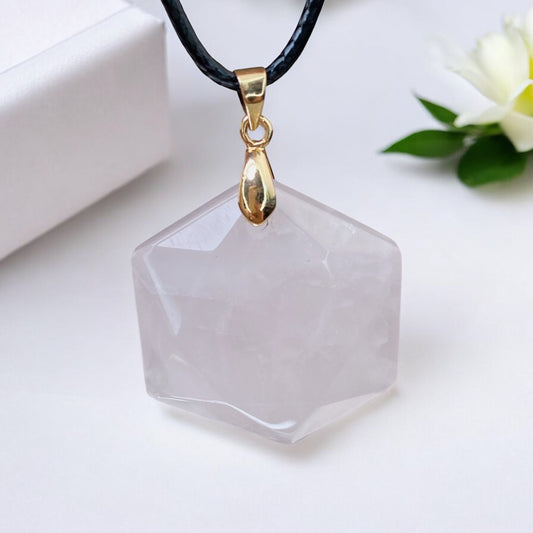 Rozā Kvarca kulons (Rozā Kvarcs)