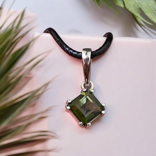 Moldavīta kulons (Čehija)