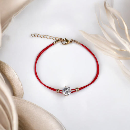 Sarkanā diega aizsardzības aproce ar kristālu (regulējams garums 16.5 cm + 3cm, zelta krāsas furnitūra)