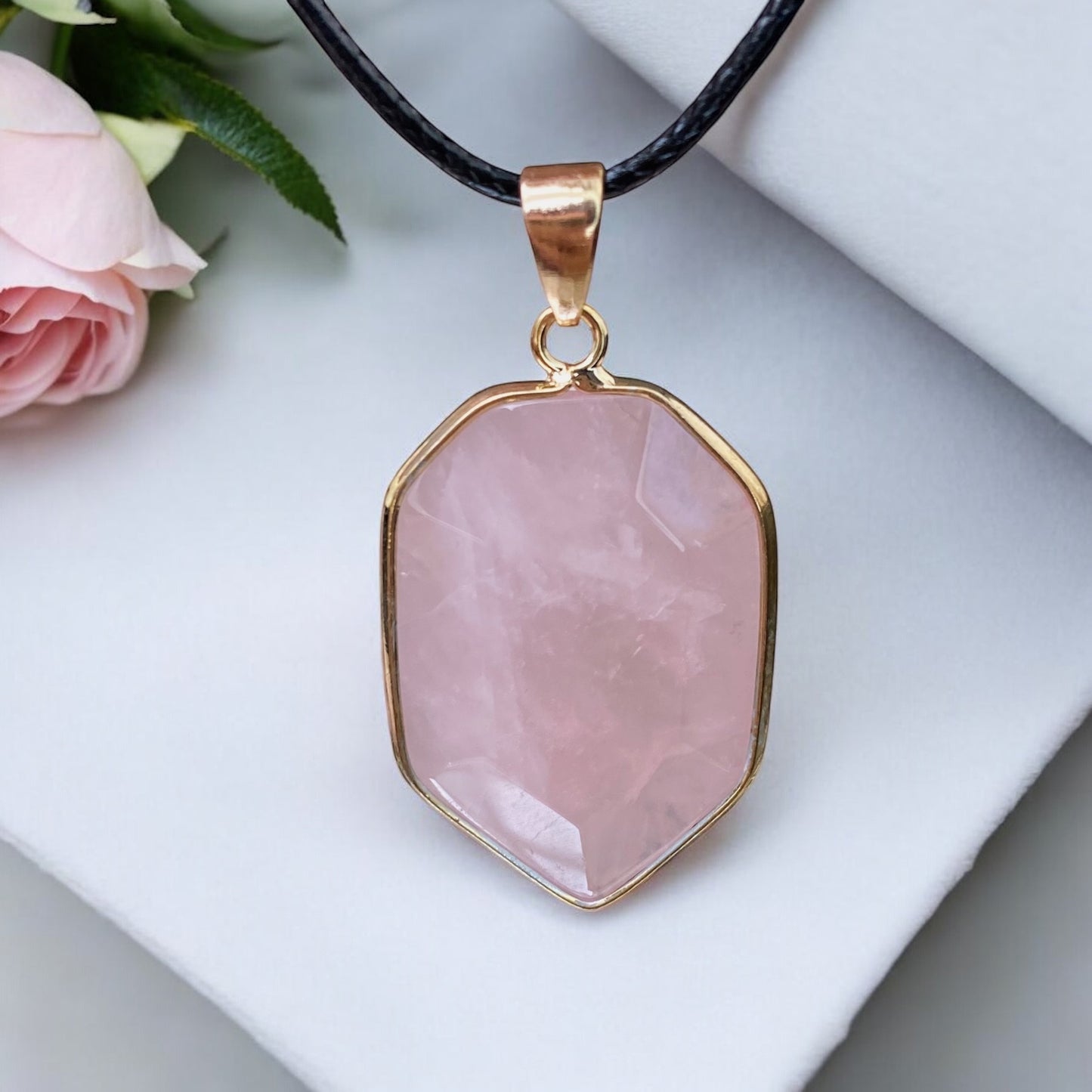 Rozā Kvarca kulons (Rozā Kvarcs)