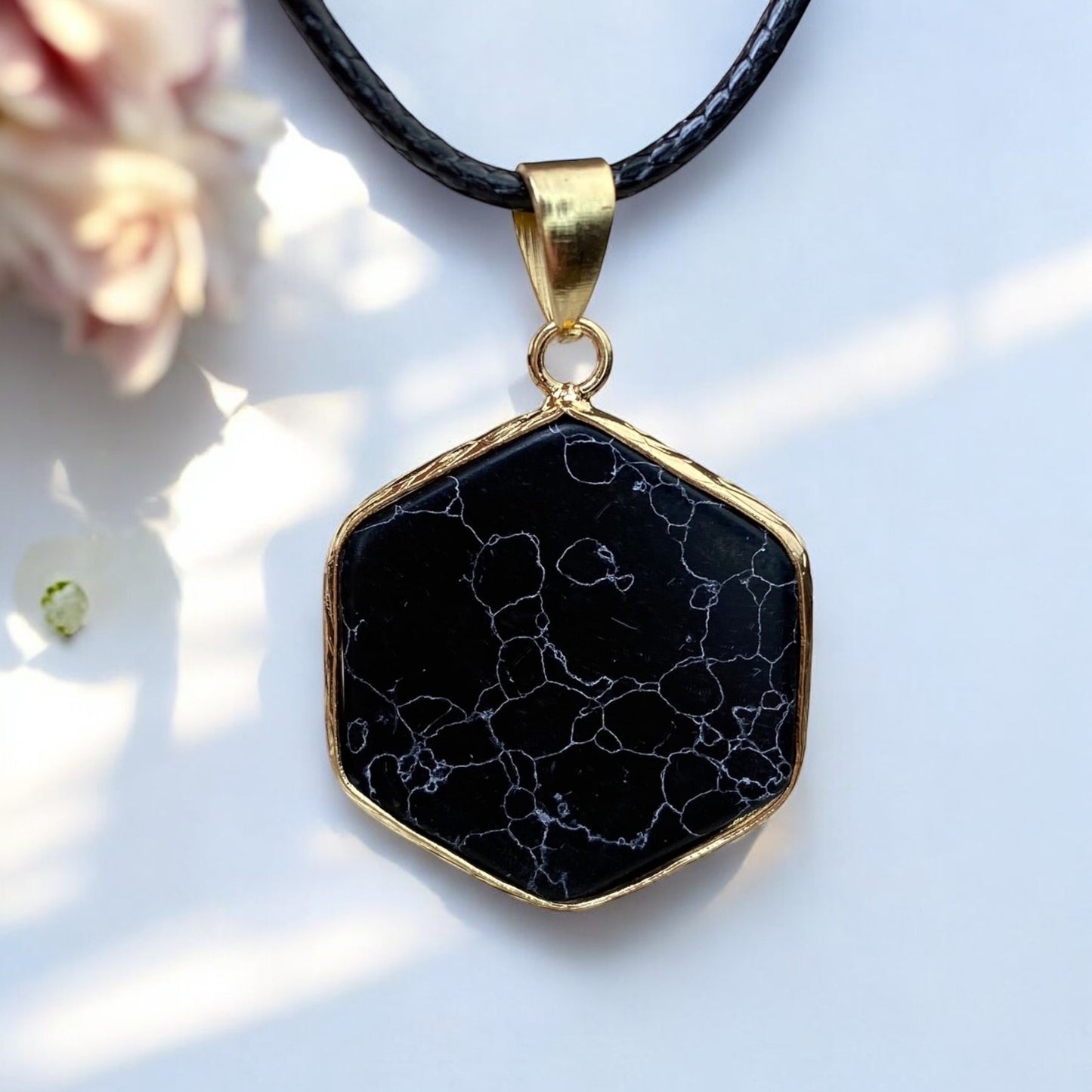 Hovlīta kulons (Hovlīts tonēts)