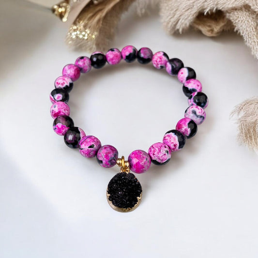 Uguns Ahāta rokassprādze ar Kvarca drūzas piekariņu (Ahāts tonēts , slīpēta forma, 8mm)