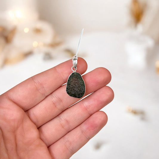 Moldavīta sudraba kulons (Moldavīts, 925 proves sudrabs, Čehija)