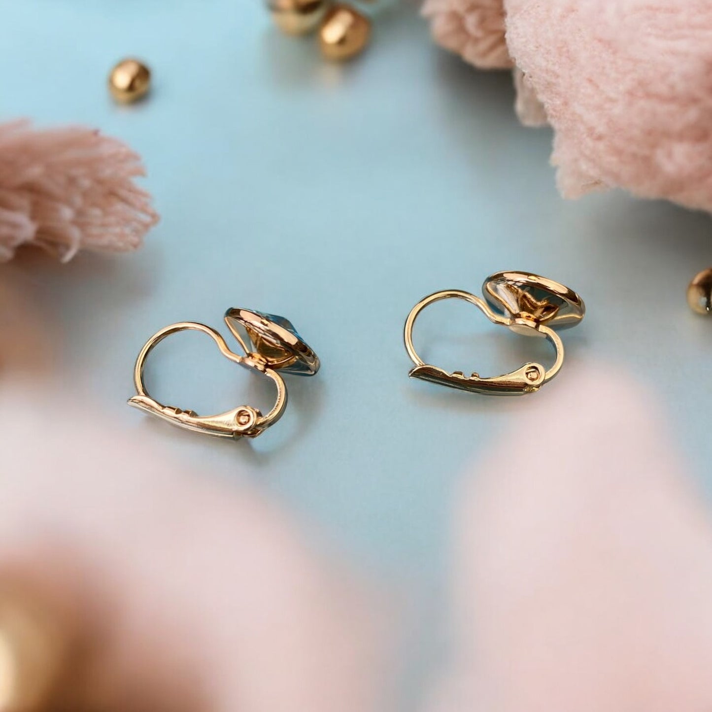 Apzeltīti auskari ar zilu dekoratīvu kristālu