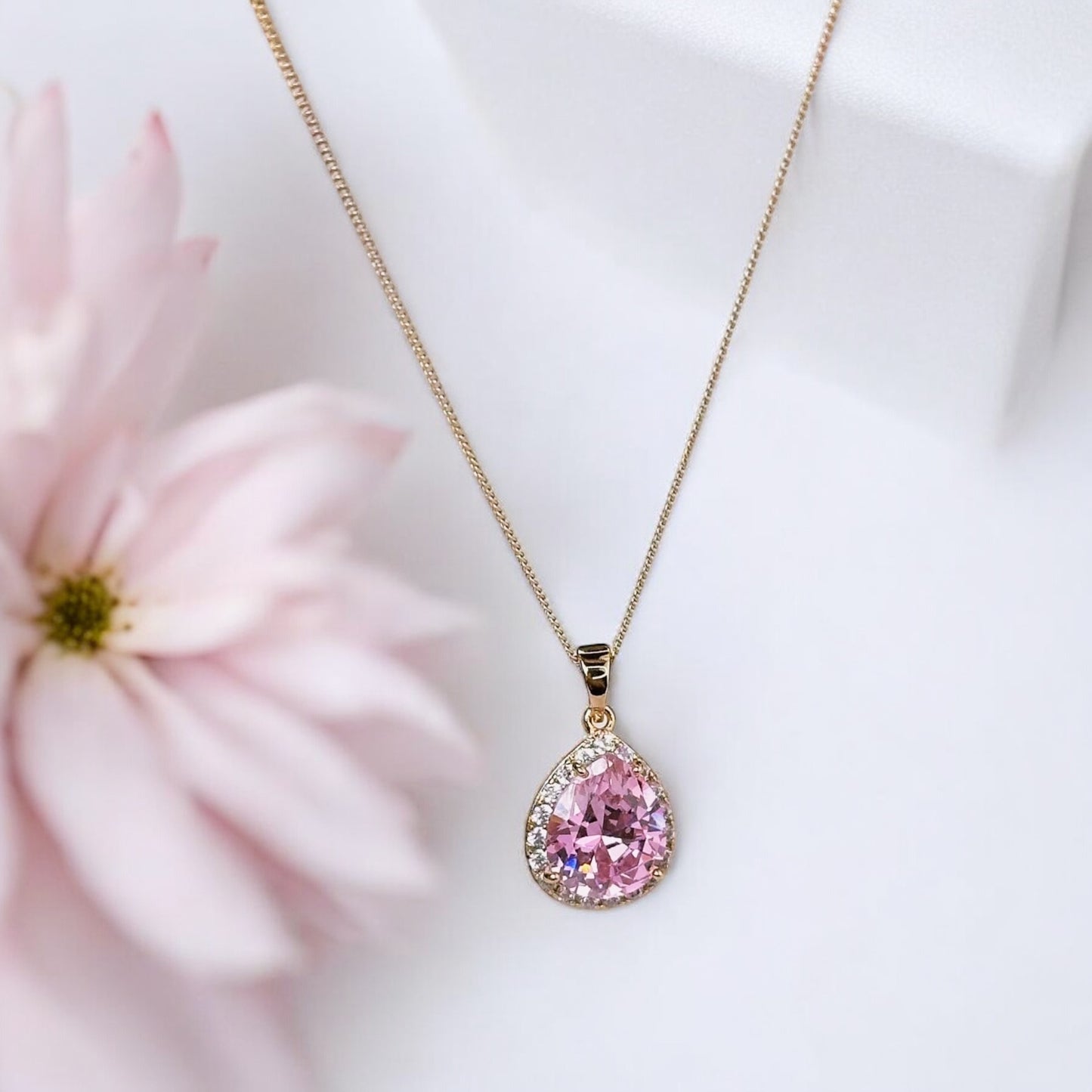 Apzeltīta Kaklarota "Royal Glow " ar rozā krāsas kristālu  (45cm)