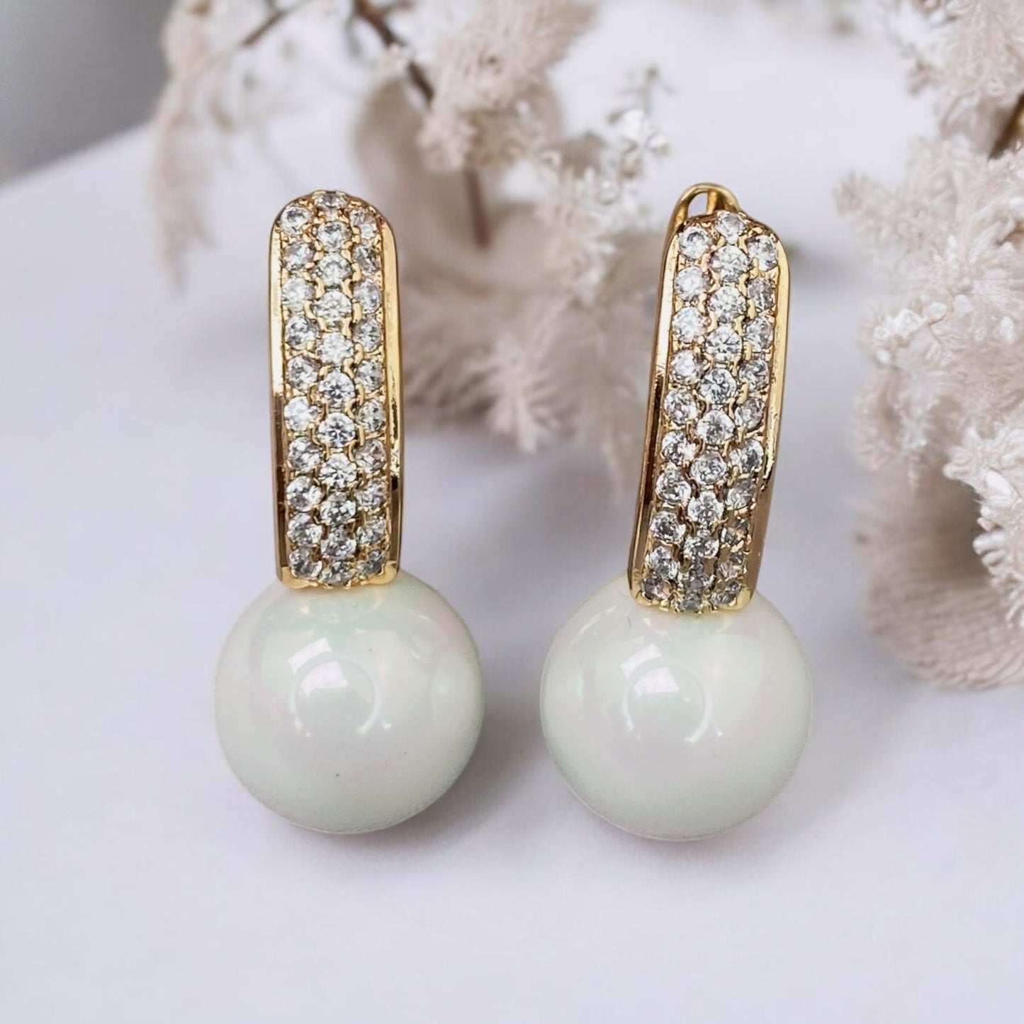 Apzeltīti auskari ar mākslīgajām pērlēm