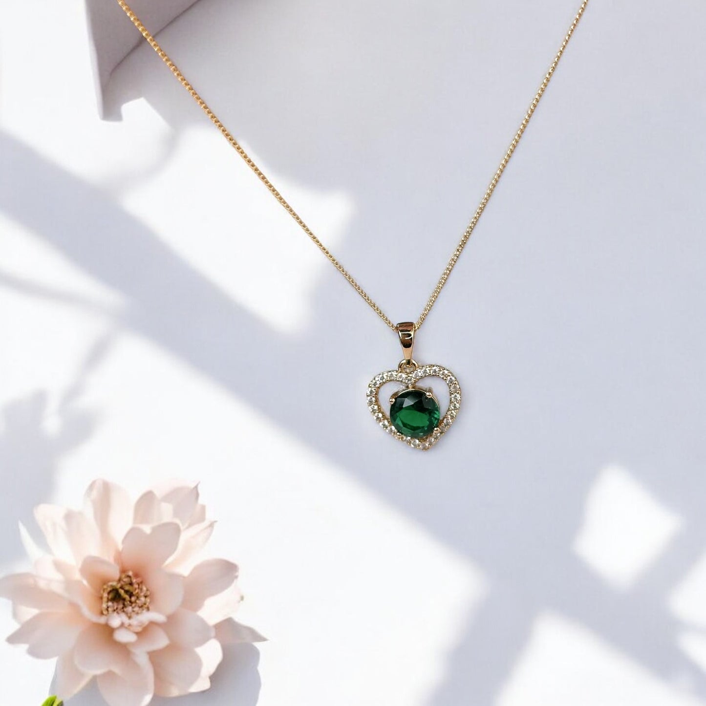 Apzeltīta Kaklarota "Love" ar zaļas krāsas kristālu  (45cm)