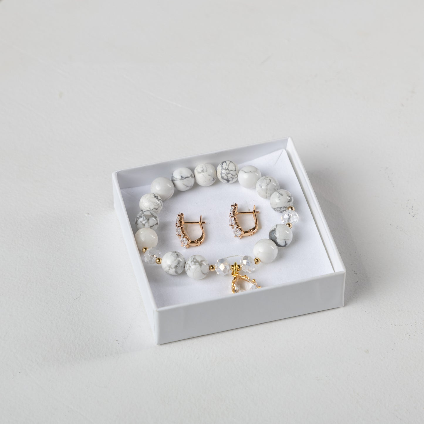 Howlite bracelet set with decorative crystals earrings