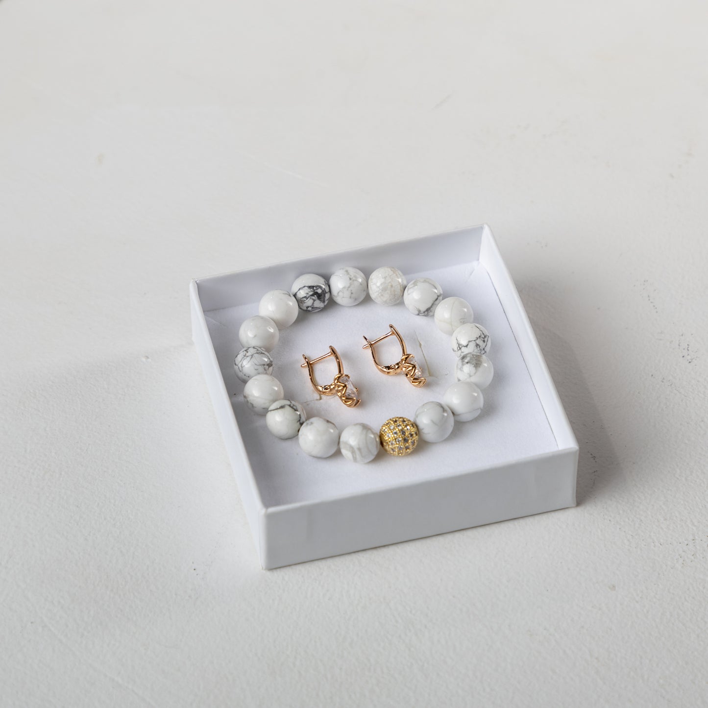 Howlite bracelet set with decorative crystals earrings