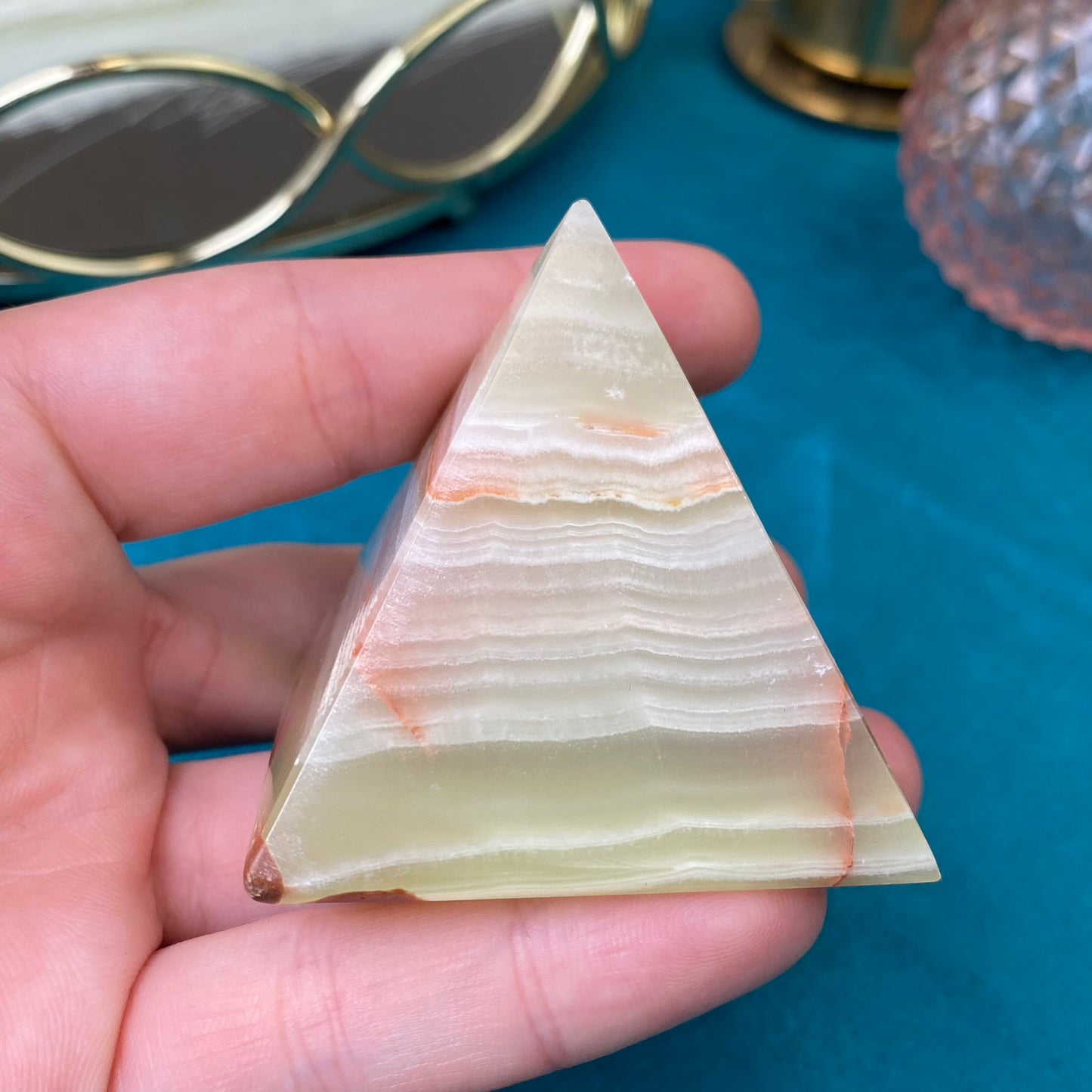 Natural Marble Onyx pyramid 136g. (Marble Onyx)