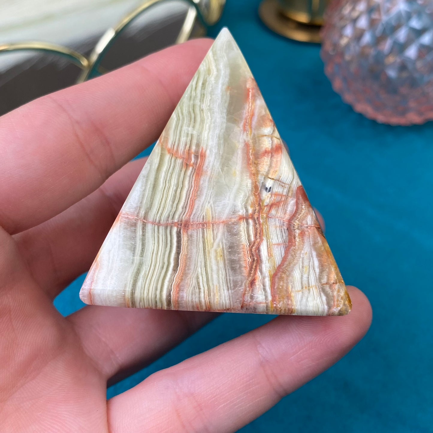 Natural Marble Onyx pyramid 138g. (Marble Onyx)