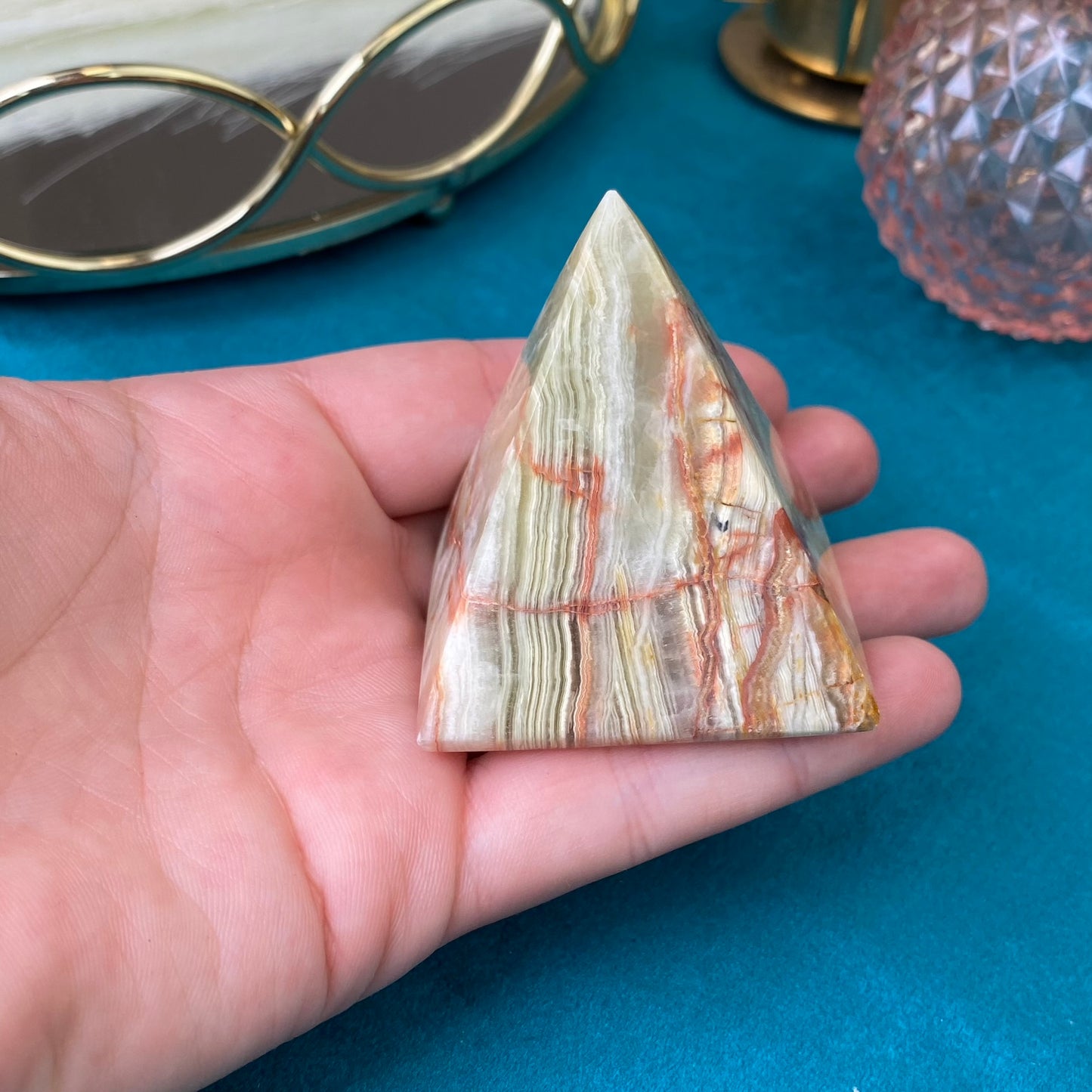 Natural Marble Onyx pyramid 138g. (Marble Onyx)