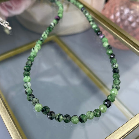 Corundum in Zoisite (4mm, polished shape, adjustable length: 40cm + chain 5cm)