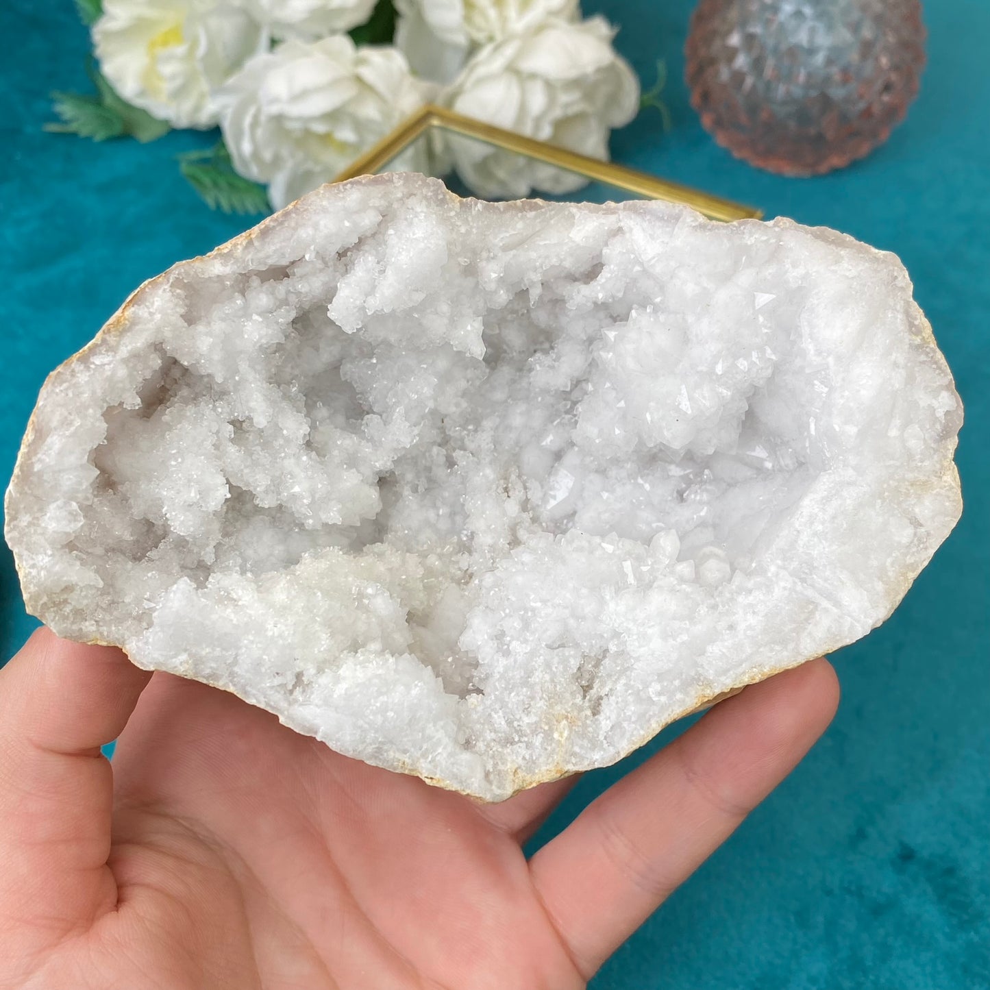 Natural raw White Quartz geode 329g.