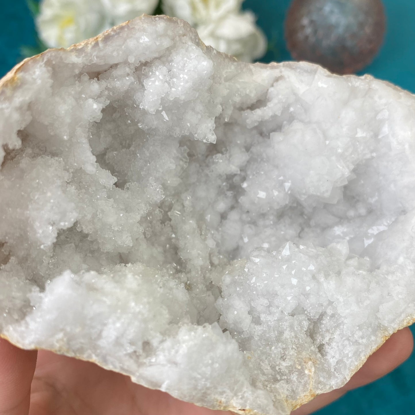 Natural raw White Quartz geode 329g.