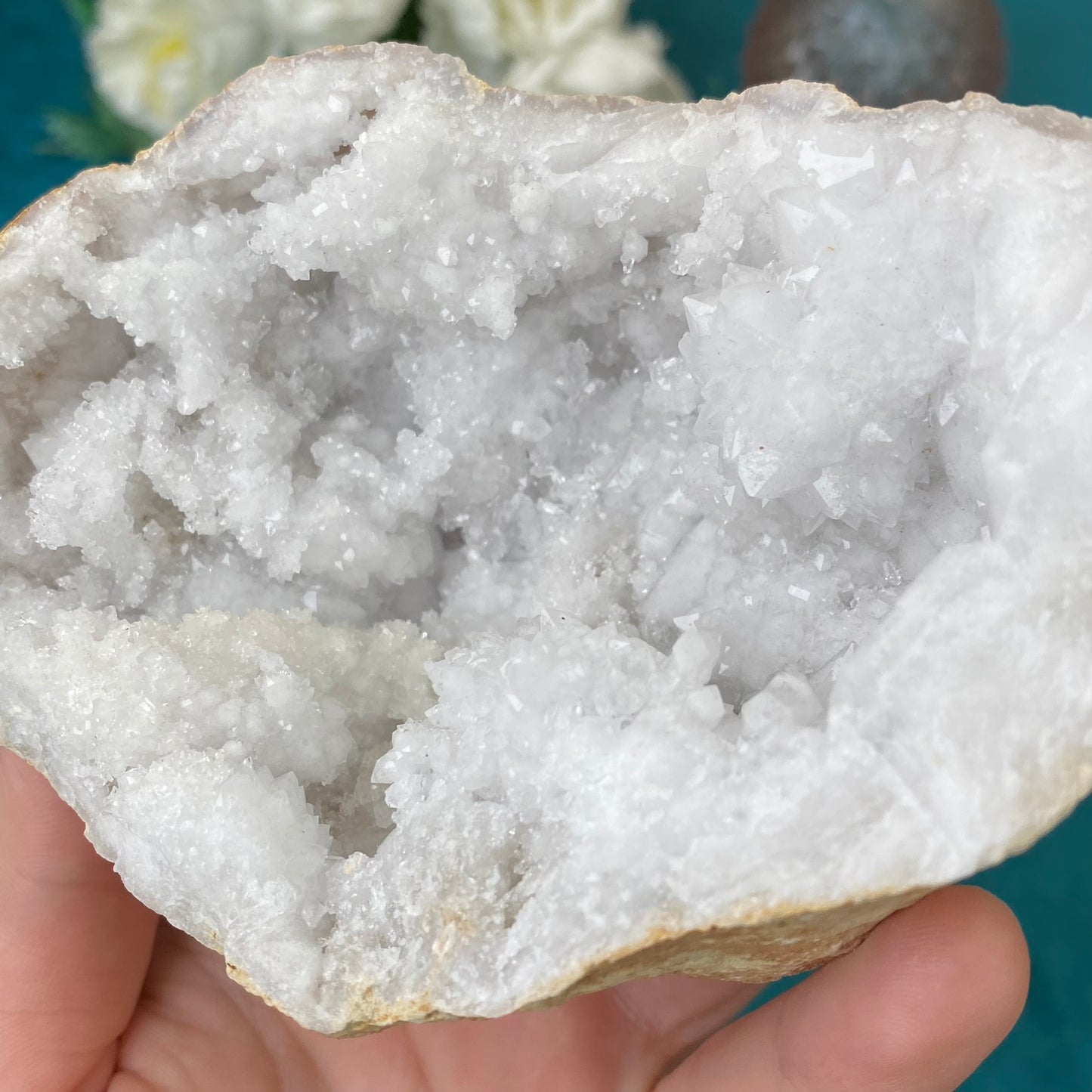 Natural raw White Quartz geode 329g.