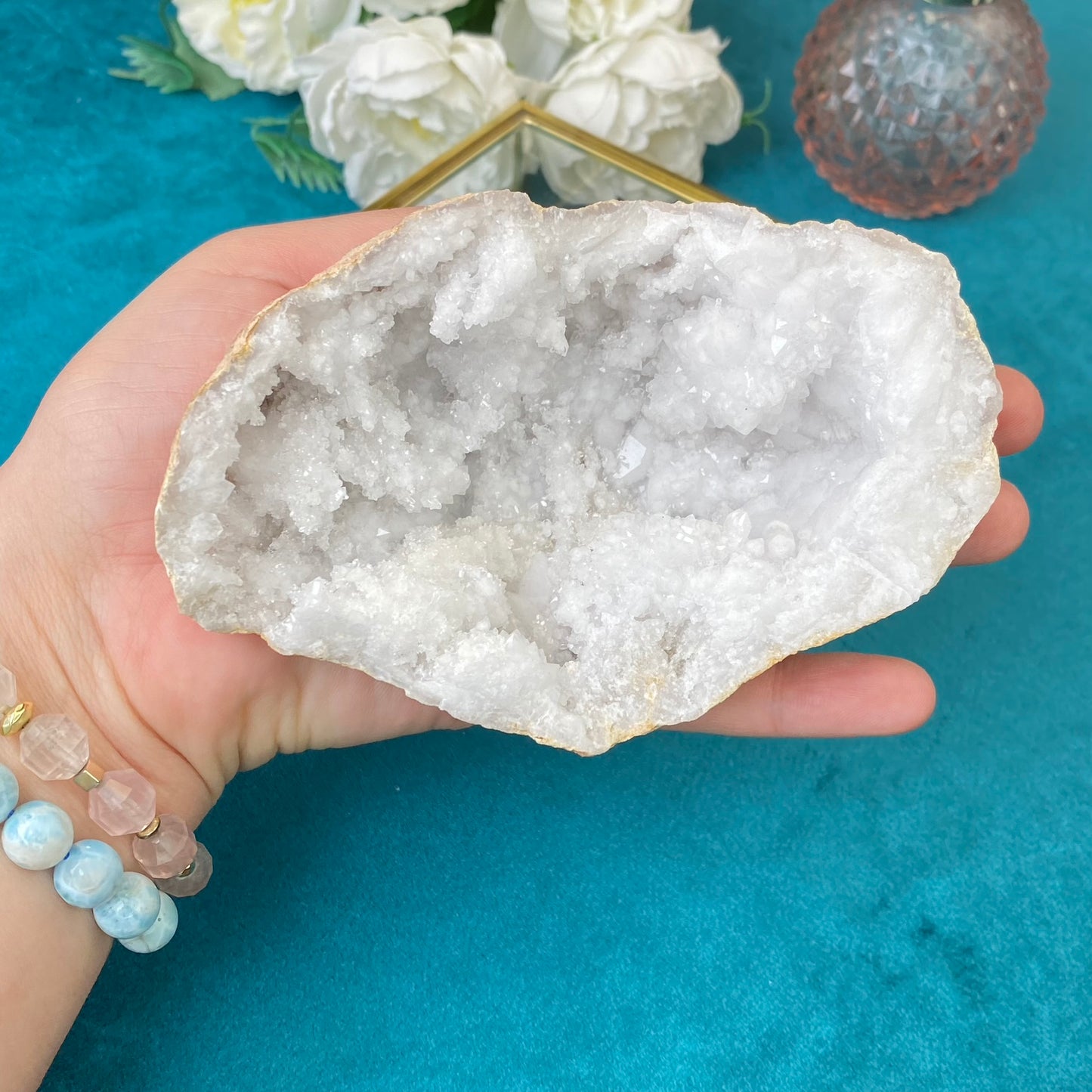 Natural raw White Quartz geode 329g.