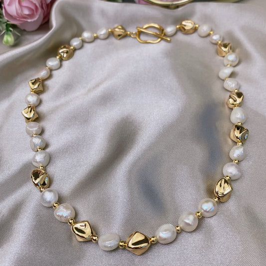 Upes pērļu kaklarota ar dekoratīviem elementiem