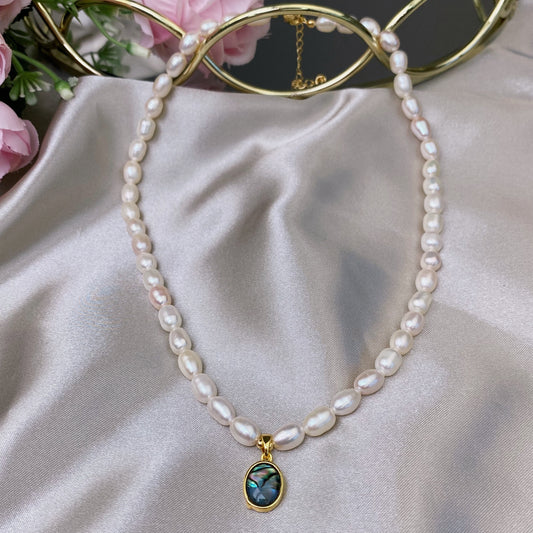 Upes pērļu kaklarota ar dekoratīvu Perlamutra piekariņu (regulējams garums 38cm+5cm)