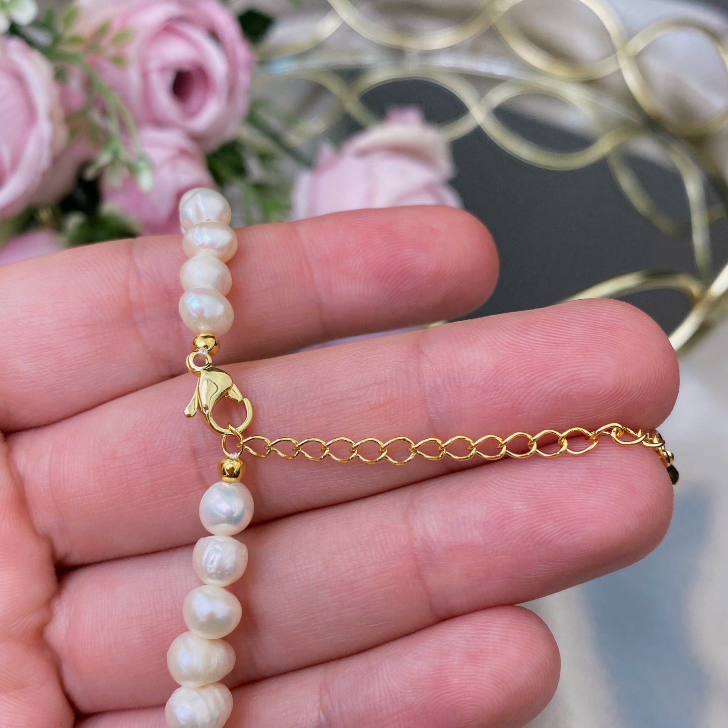 Upes pērļu kaklarota ar dekoratīvu sirsniņu (regulējams garums 35+5cm)