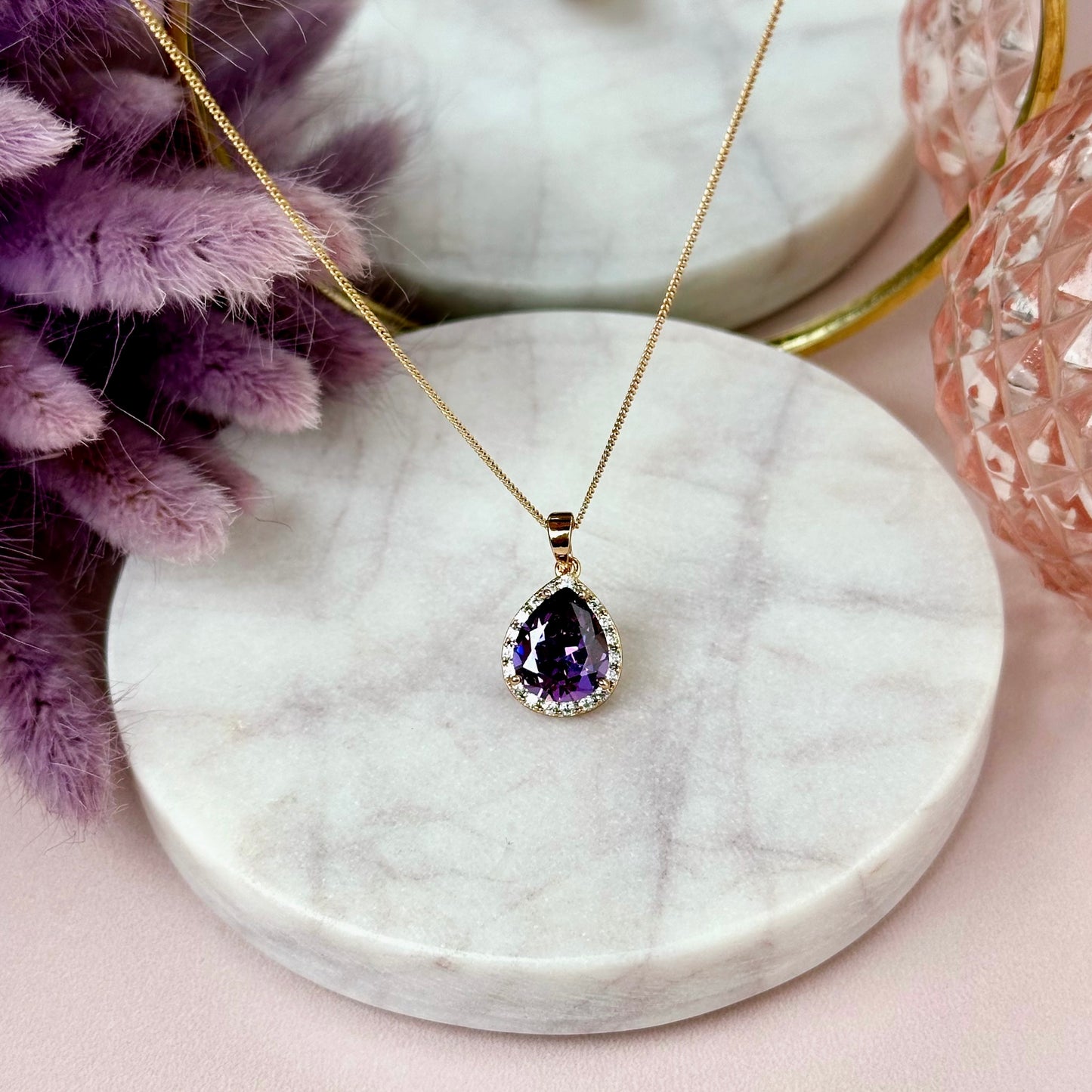 Apzeltīta Kaklarota "Royal Glow " ar violetas krāsas kristālu  (45cm)